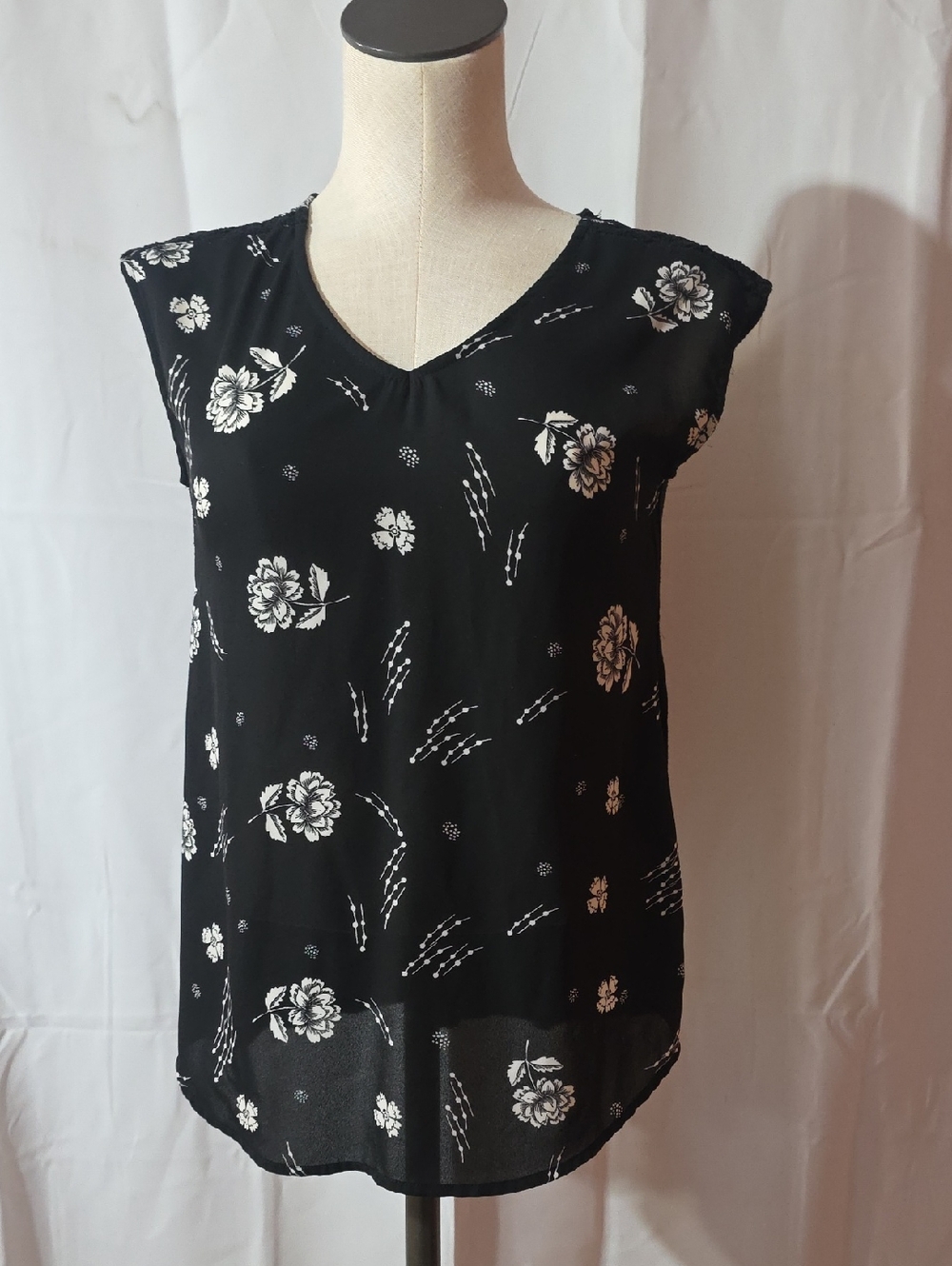 Maurices Black V-Neck Floral Cap-Sleeve Camisole